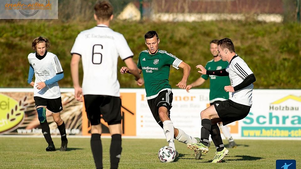 Mit einem Heimsieg gegen Meister TSV Reuth (grünes Trikot), will der SC Eschenbach (weißes Trikot) den Kampf um Platz 2 offen halten.