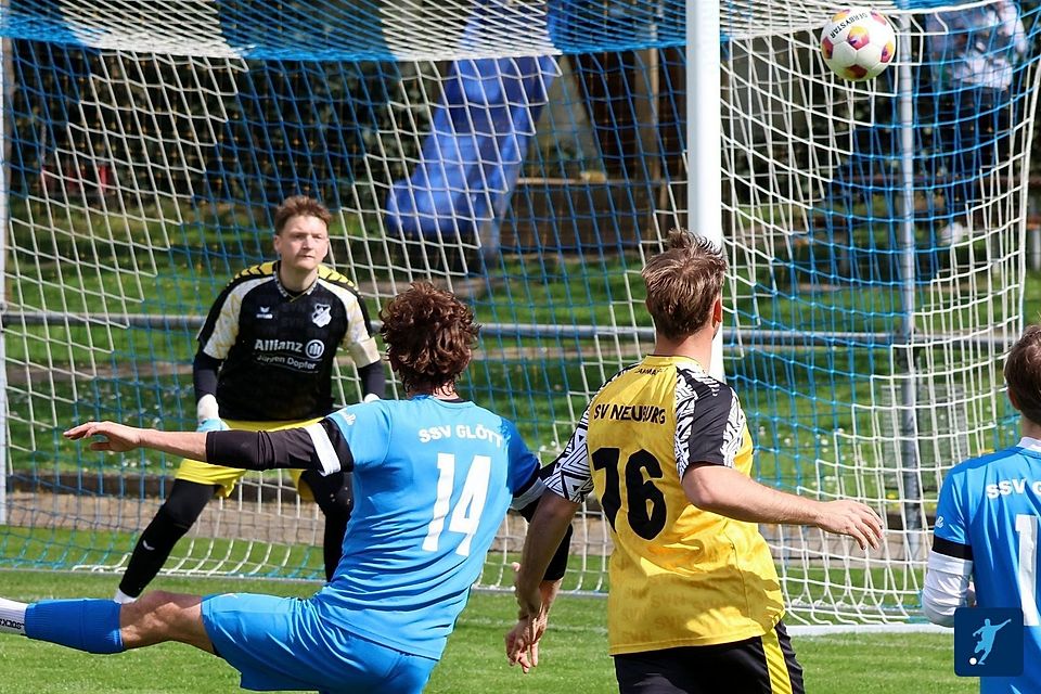 Neuburgs Keeper Nikolas Kustermann muss nicht eingreifen, der Schuss von Glötts Felix Kastner (14) geht am Tor vorbei.