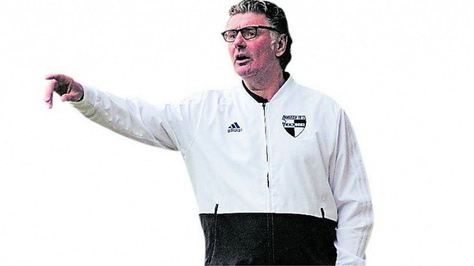 Der Trainer gibt die Richtung vor: Winni Hannes bereitet die Borussia auf das Pokalspiel gegen Alemannia vor. FOTO: CARSTEN ROSE