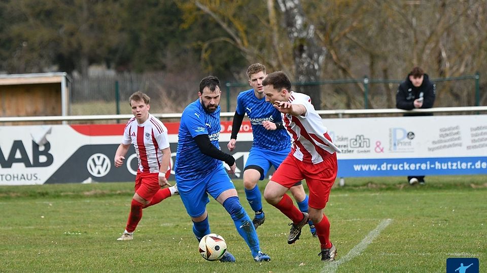 Mit einem klaren 4:1 gegen die abstiegsgefährdete SG Püchersreuth/Floß (in Blau) gab Kreisligaabsteiger DJK Weiden (in Weiß-Rot) seinen Ambitionen auf einen Aufstiegsplatz gleich zum Re-Start Nahrung.