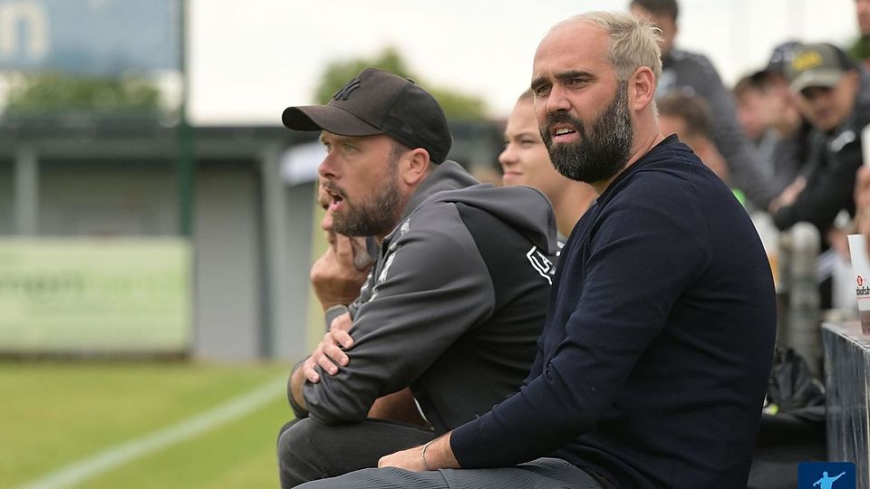 Das Trainerduo Michael Fischer (rechts) und Thomas Schneider geht beim FC Tegernheim auf Abschiedstour.