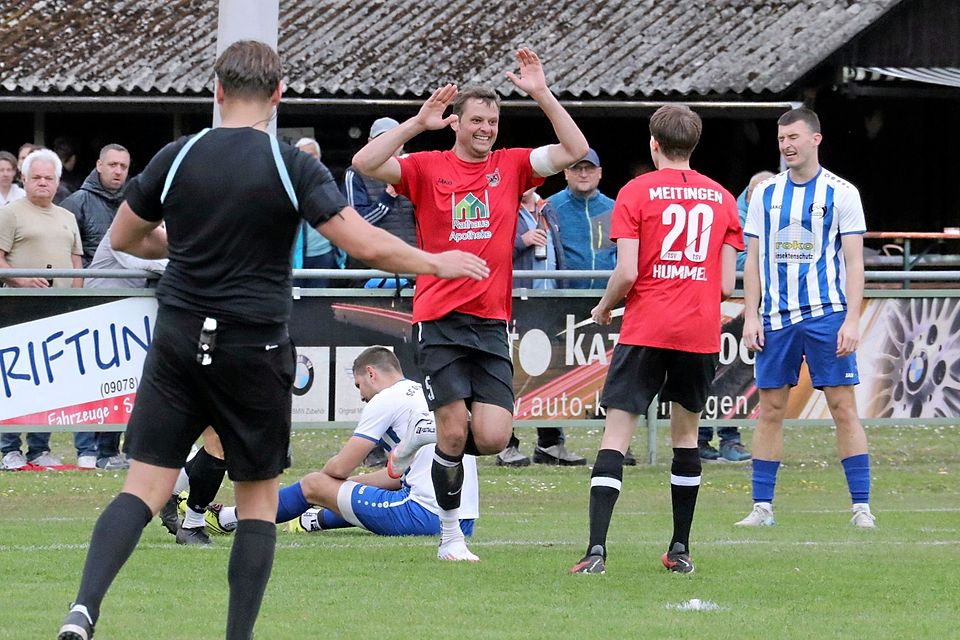 Arthur Fichtner (Mitte) hat gut Lachen. Dem Meitinger gelang gegen den SC Griesbeckerzell ein Hattrick.