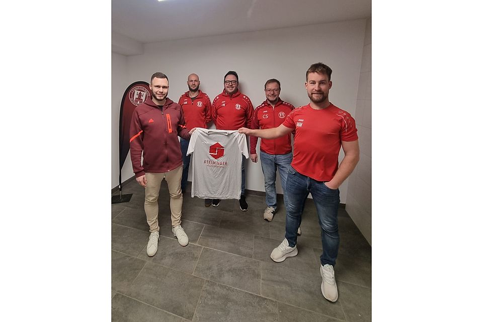 Der aktuelle Spielertrainer Michal Mastny mit seinem Nachfolger Alexander Prey und den Verantwortlichen des 1. FC Neunburg vorm Wald 