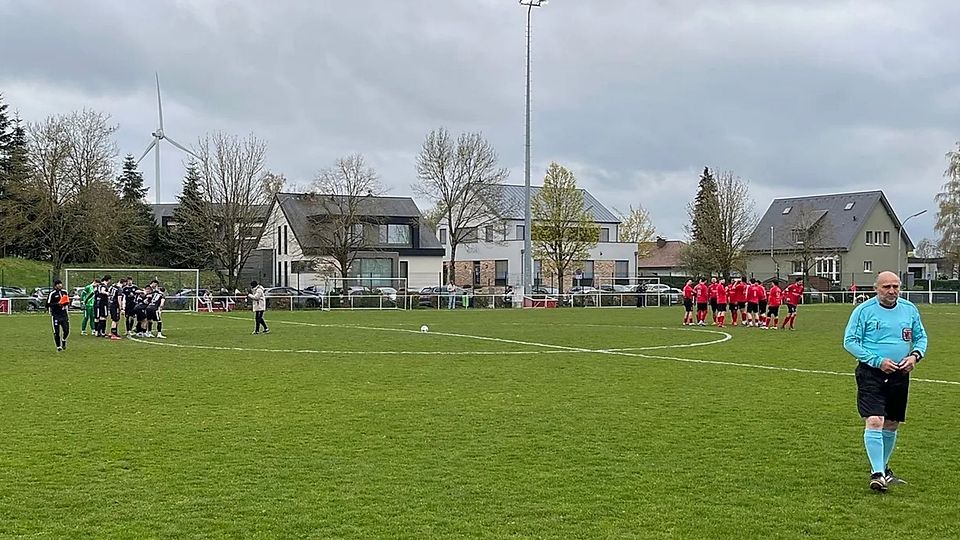 Kurz vor Anpfiff beim Derby Dalheim - Moutfort