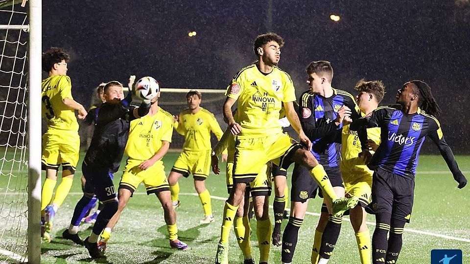 Borussia Neunkirchen (gelb) will mit einer neu zusammengewürfelten Mannschaft die Runde zu Ende spielen.