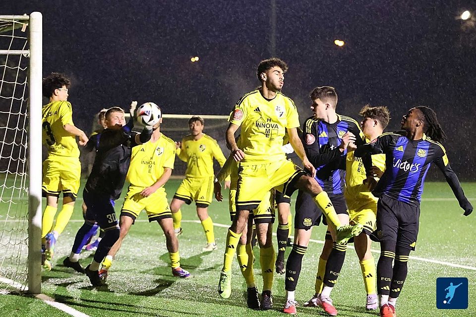 Borussia Neunkirchen (gelb) will mit einer neu zusammengewürfelten Mannschaft die Runde zu Ende spielen.