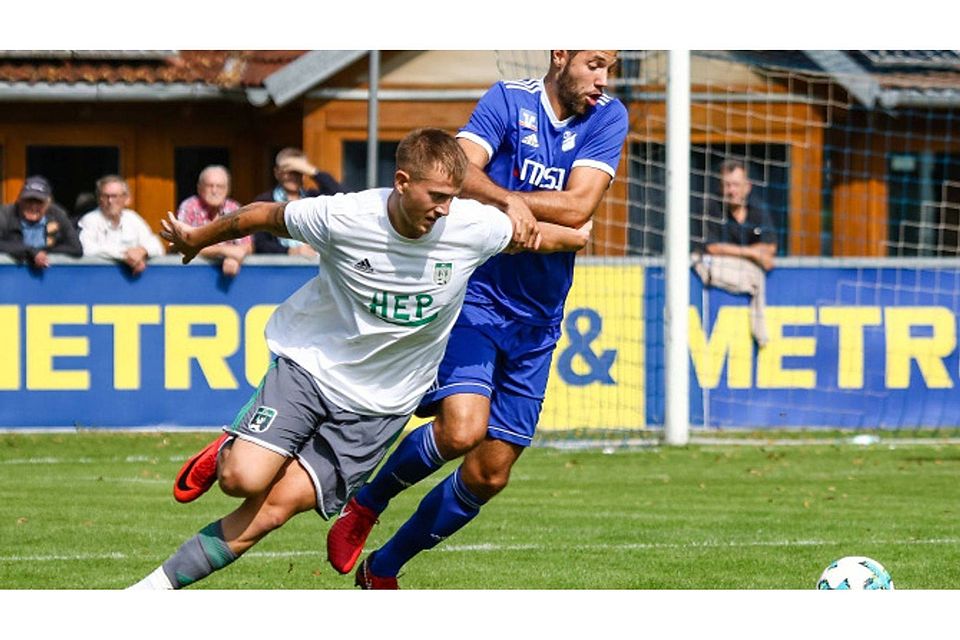 Wieder mit von der Partie gegen den FC Isaming (in Blau) ist Gilbert Diep.  Christian Riedel/fotografie-riedel.net