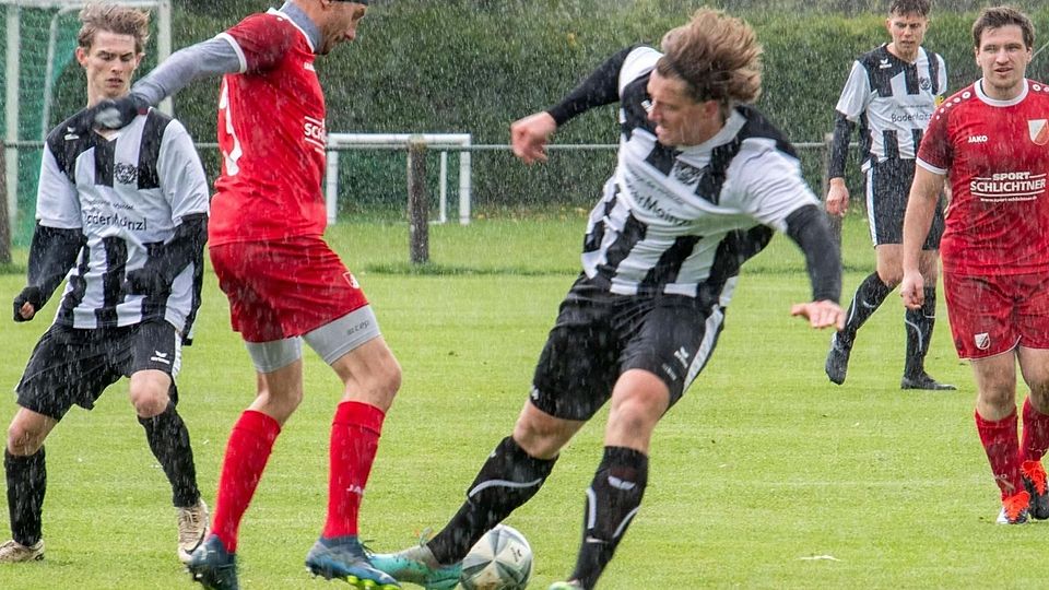 Fußball KreisklasseFoto: TSV Weyarn in weiss - FC Real Kreuth   Foto tp