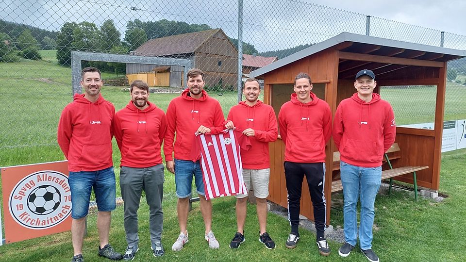 Von links nach rechts: Christian Weinberger (Abteilungsleiter Herren), Sascha Trenz (Co-Spielertrainer), Dennis Carsten, Alexander Vogl (Spielertrainer), Jakob Schröder, Matthias Stern (Sportlicher Leiter)