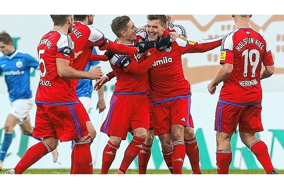 Höhepunkt einer wechselvollen Hinrunde: Holsteins Spieler Czichos, Peitz, Lewerenz, Siedschlag, Bieler und Herrmann feiern das 4:1 in Rostock.getty