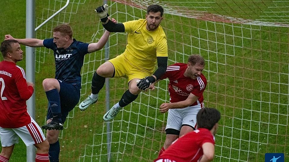 Obergünzburgs Keeper Volkan Alici (Mitte) machte zwar große Sprünge, den Sieg des Vizemeisters SG Betzigau/Wildpoldsried konnte er allerdings nicht mehr verhindern.