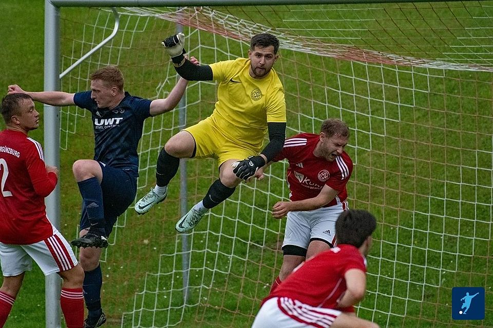 Obergünzburgs Keeper Volkan Alici (Mitte) machte zwar große Sprünge, den Sieg des Vizemeisters SG Betzigau/Wildpoldsried konnte er allerdings nicht mehr verhindern.