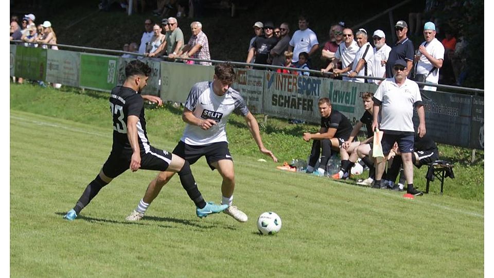 Dreierpack: Nicht nur in dieser Szene lief Torjäger Sebastian Baumann (SG Nieder-Wiesen/Rheinhessische Schweiz) seinem Gegenspieler Abdul Gafur Karabulut (links) von der SG Weinheim/Heimersheim davon.	Foto: Axel Schmitz/pakalski-press