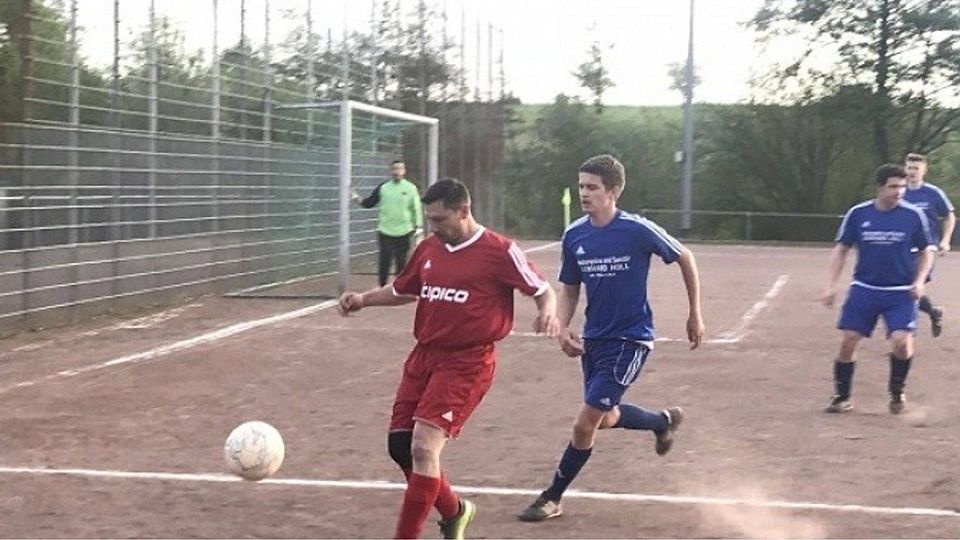 Schierstreins Marcel Göbel ist vor SG-Akteur Pascal Hurth am Ball. Foto: Olaf Streubig