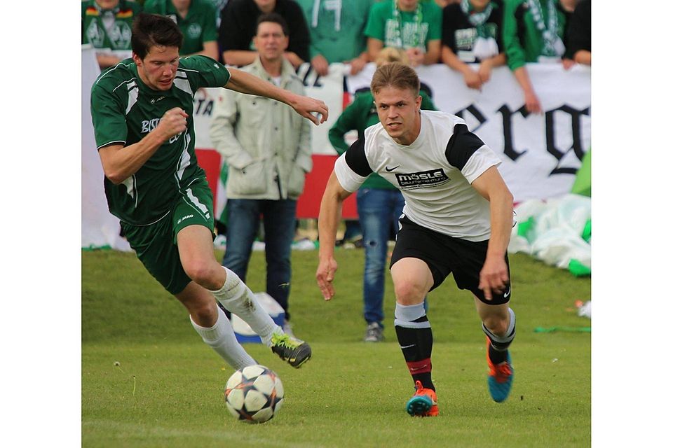 Ein hartes Stück Arbeit: Bernd Häge (rechts) und der FC Leutkirch holen mit einem 2:1-Sieg über Bergatreute den Bezirkspokal. SZ-Foto: Josef Kopf