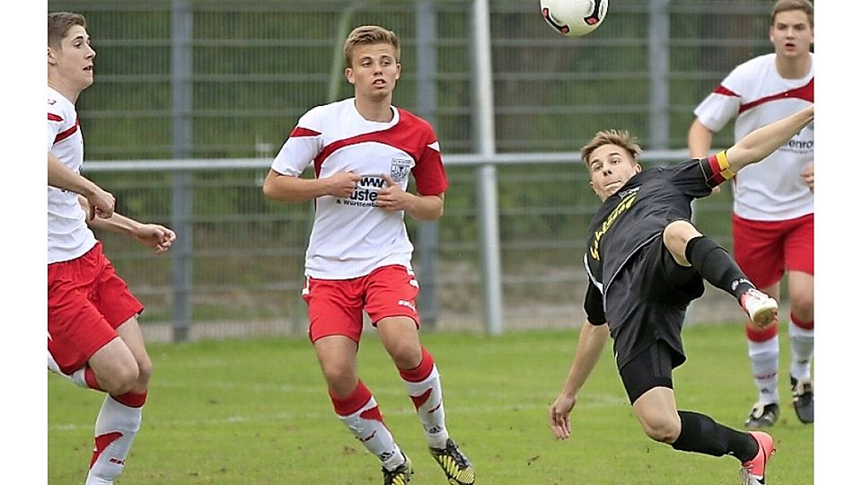 Kein Durchkommen: Die JFG Franken-Jura (schwarze Trikots) verlor das Entscheidungsspiel gegen den TSV 60 Weißenburg mit 1:3 und muss auch in der neuen Saison in der Kreisliga antreten. F: Giurdanella