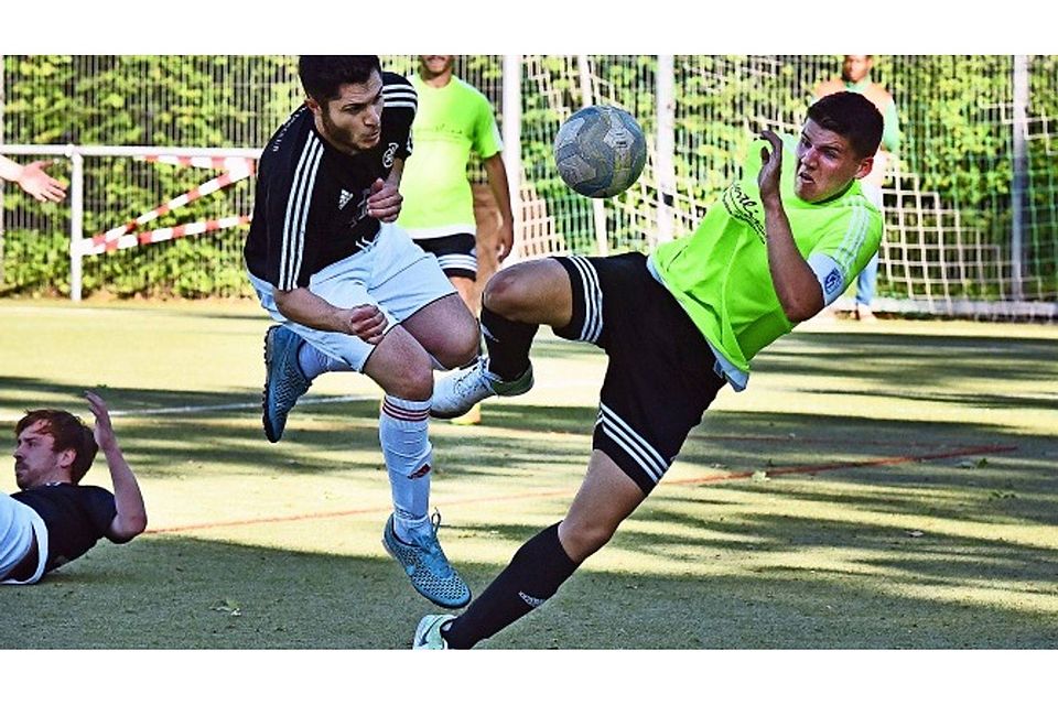 Max Weinmann (rechts) und seine Teamkollegen vom SC Stammheim II machten in der Partie gegen den Stuttgarter Sportclub zweimal einen Rückstand wett. Foto:Günter Bergmann Max Weinmann (rechts) und seine Teamkollegen vom SC Stammheim II machten in der Partie gegen den Stuttgarter Sportclub zweimal einen Rückstand wett. Foto:Günter Bergmann