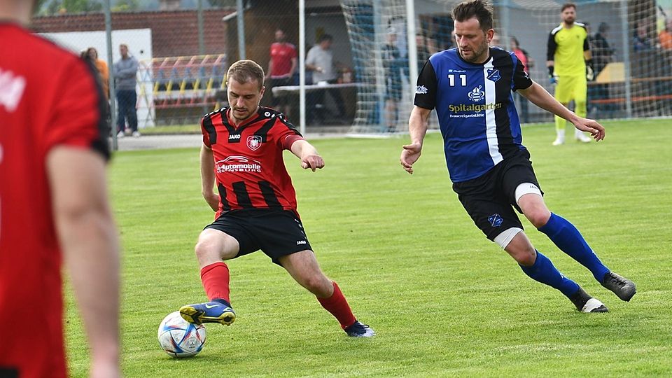 Vebi Daki (links) und sein FC Kosova Regensburg geben Meisterschaft und Relegation auf den letzten Metern aus der Hand. Thalmassing Niko Wohlmann (rechts) wird mit 31 Buden Torschützenkönig.
