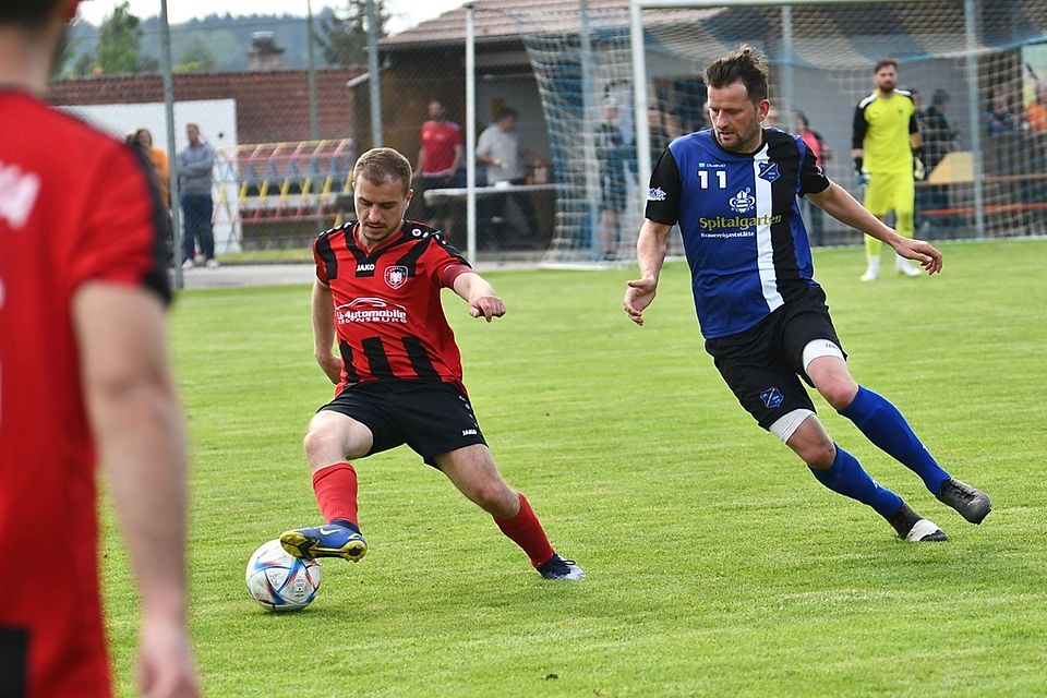 Vebi Daki (links) und sein FC Kosova Regensburg geben Meisterschaft und Relegation auf den letzten Metern aus der Hand. Thalmassing Niko Wohlmann (rechts) wird mit 31 Buden Torschützenkönig.