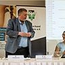 „Losfee“ Elisa Fetollari und Wolfgang Jades (Vorsitzender des FVN-Verbandsfußballausschusses) nahmen die Auslosung der 1. Runde im ARAG Niederrheinpokal der Frauen 2020/2021 vor.