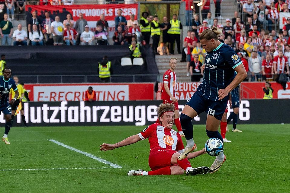 Der TSV 1860 feiert in Essen den Klassenerhalt in der 3. Liga. Fynn Lakenmacher erlöste die Löwen mit seinem goldenen Tor am Geburtstag.