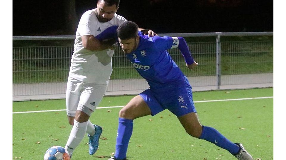 Gerangel im Kreispokal zwischen Denis Saronjic (weiß) vom SV 07 Bischofsheim und Cenk Mutlu von Hellas Rüsselsheim. Bischofsheim gewann die Partie im Elfmeterschießen. 	Foto: André Dziemballa