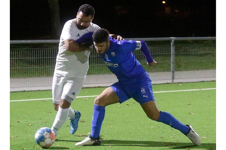 Gerangel im Kreispokal zwischen Denis Saronjic (weiß) vom SV 07 Bischofsheim und Cenk Mutlu von Hellas Rüsselsheim. Bischofsheim gewann die Partie im Elfmeterschießen. 	Foto: André Dziemballa