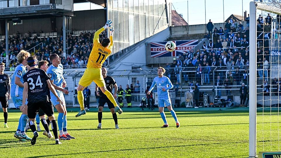 Patzer gegen die alten Kollegen: 1860-Keeper Rene Vollath rutscht der Ball vor dem 0:1 durch die Hände.