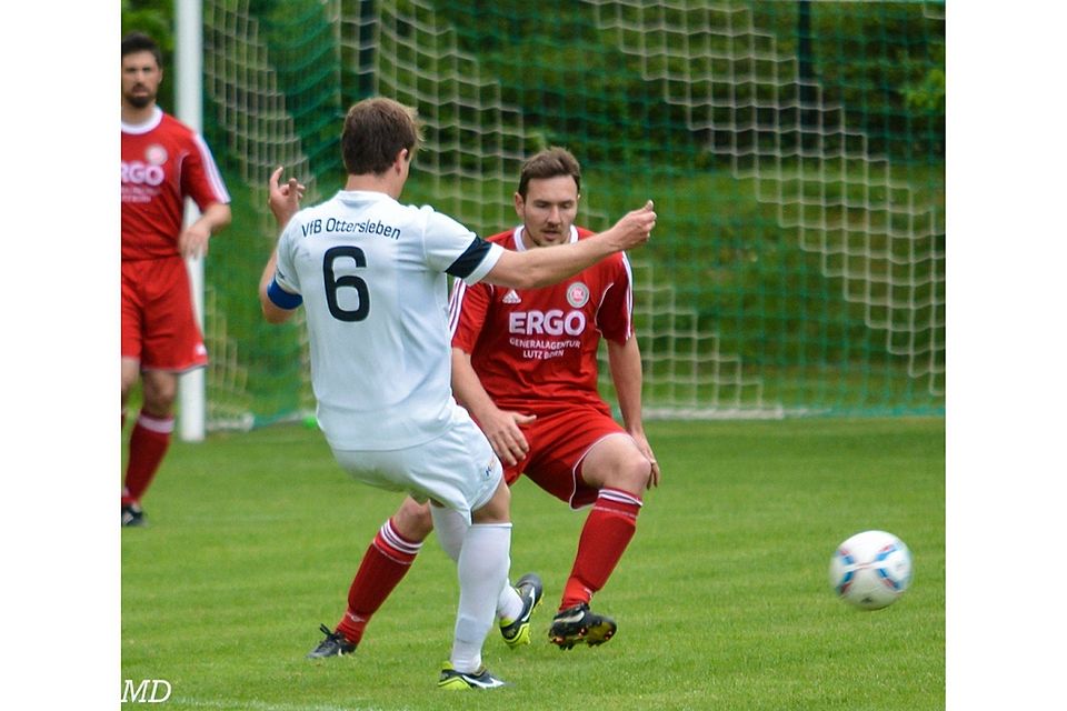 Im Vorjahr siegte Heyrothsberge (in rot) gegen den VfB Ottersleben mit 4:2   F: Michael Donau