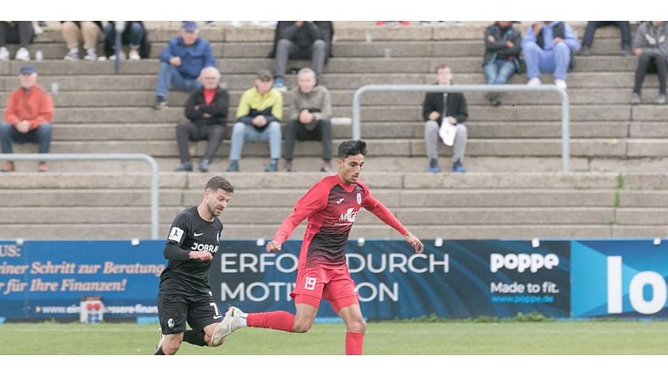 Wechselt nach nur einem halben Jahr vom FC Gießen innerhalb der Fußball-Regionalliga zum SC Freiburg II: Stürmer Krish Raweri (r.). Wechselt nach nur einem halben Jahr vom FC Gießen innerhalb der Fußball-Regionalliga zum SC Freiburg II: Stürmer Krish Raweri (r.). © Harald Friedrich