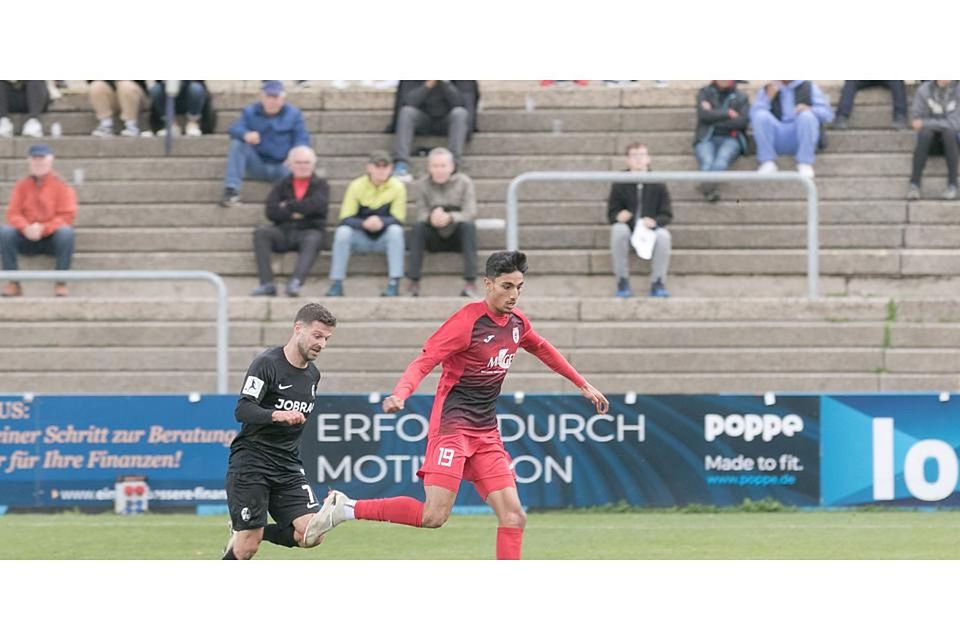 Wechselt nach nur einem halben Jahr vom FC Gießen innerhalb der Fußball-Regionalliga zum SC Freiburg II: Stürmer Krish Raweri (r.). Wechselt nach nur einem halben Jahr vom FC Gießen innerhalb der Fußball-Regionalliga zum SC Freiburg II: Stürmer Krish Raweri (r.). © Harald Friedrich