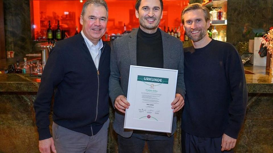 Die Fußballlehrer-Ausbildung erfolgreich abgeschlossen: Andreas Rettig (Geschäftsführer Sport DFB), Kristjan Glibo (Pro-Lizenz-Inhaber) und Daniel Niedzkowski (Lehrgangsleiter DFB) (von links nach rechts) bei der Überreichung der Urkunde.	Foto: DFB/Getty Images