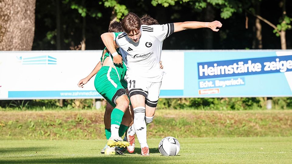 „Ich will den Schritt in den Profifußball gehen“: Laris Stjepanovic (weiß; hier noch im Grünwalder Dress) ist im Winter zur SpVgg Unterhaching II gewechselt.