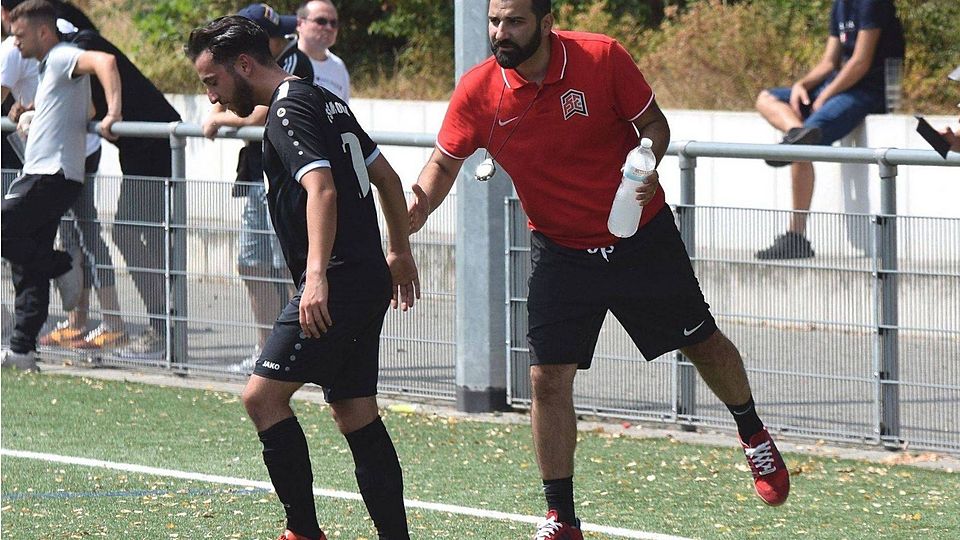 Mehmet Yildirim (rot) hat als Trainer beim A-Liga-Spitzenreiter FSC Eschborn verlängert.