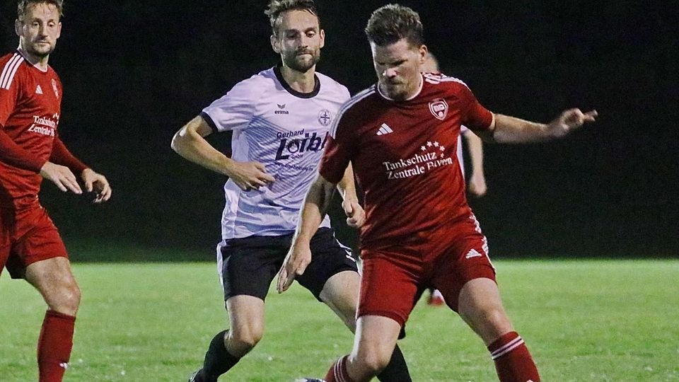 Er wurde zum Mann des Tages: Pascal Paringer (am Ball) spielt eigentlich für die Attachinger Reserve, am Freitag traf er für die Erste zum wichtigen 1:0.