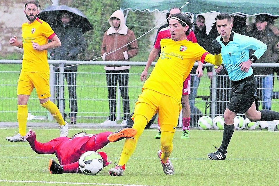 Kann sich in dieser Szene durchsetzen: Ulas Alci vom SV Kurdistan (gelbes Trikot) in der Partie gegen Hilal-Maroc Bergheim. 