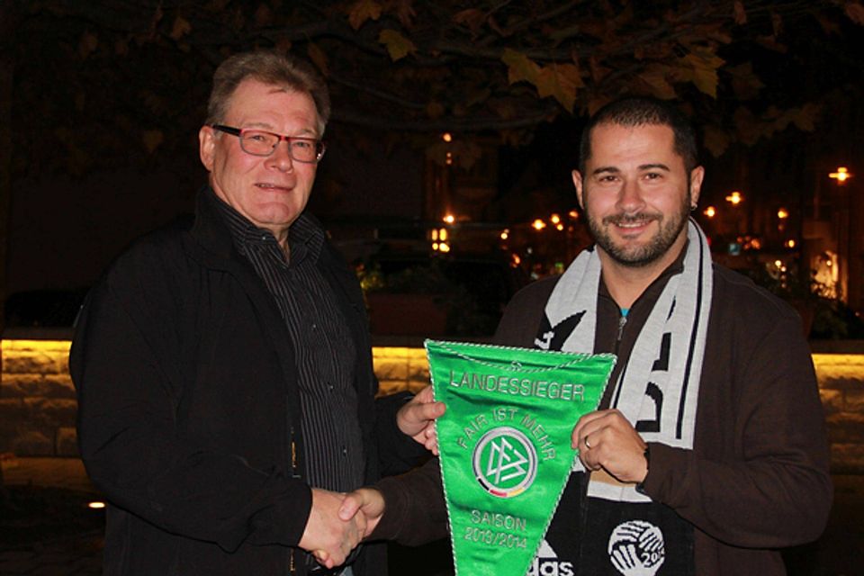 Zum Dank ein Wimpel: Der Ehrenamtsbeauftragte des Fußball-Bezirks, Roland Kuhne, dankte Pietro Donato (rechts) im Namen des DFB.  | Foto: Rapp
