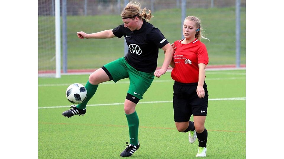 Ob Runkels Anna Katharina Scheib (l.) in der nächsten Gruppenliga-Saison wieder auf die Kubacher Angreiferin Aylin Usludur treffen wird, bleibt abzuwarten.