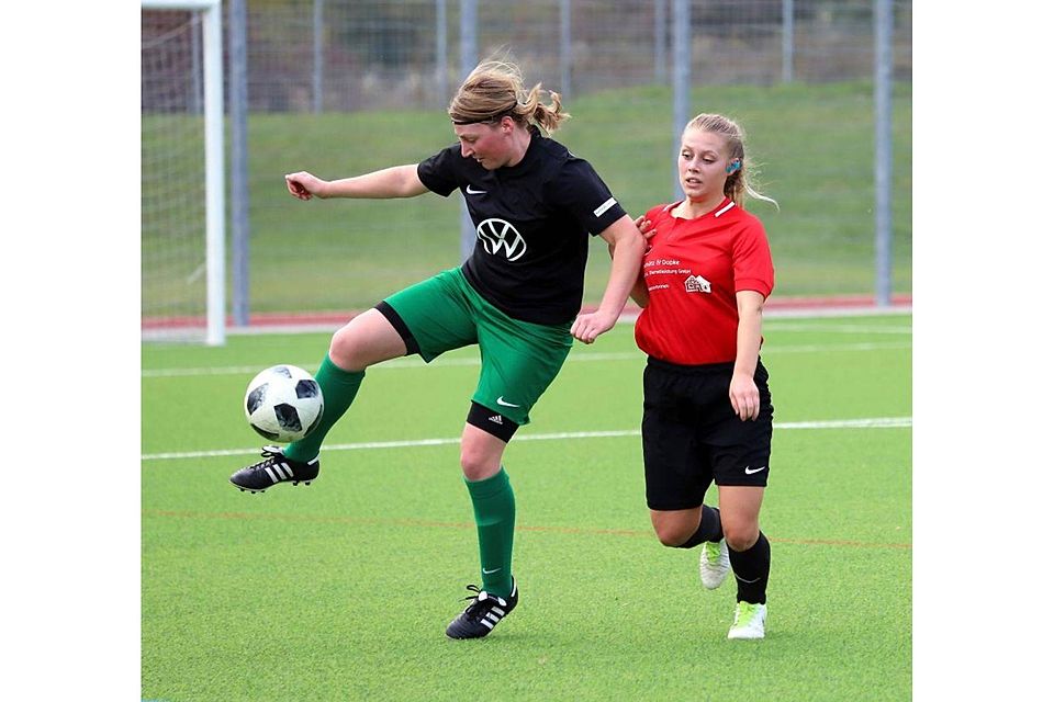 Ob Runkels Anna Katharina Scheib (l.) in der nächsten Gruppenliga-Saison wieder auf die Kubacher Angreiferin Aylin Usludur treffen wird, bleibt abzuwarten.