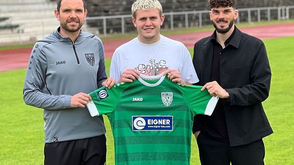 Cheftrainer Daniel Kerscher (links) und Sportlicher Leiter Julian Brandt (rechts) präsentieren den Nördlinger Neuzugang Hans Ratgeber.