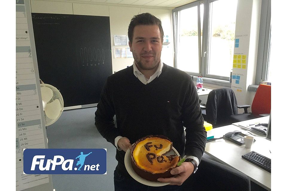 Einstand nach Maß: David Jung überrascht die neuen Kollegen mit eigens gebackenem FuPa-Kuchen. Foto: M. Dornhöfer.