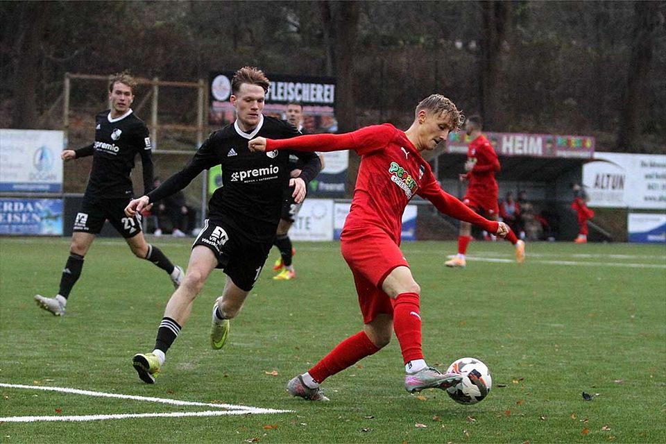 Justin Petersen (Inter Türkspor Kiel), hier gegen Mathis Harms (li., Heider SV) im Zweikampf, hat vor der Winterpause mit Topleistungen und Toren überzeugt. Justin Petersen (Inter Türkspor Kiel), hier gegen Mathis Harms (li., Heider SV) im Zweikampf, hat vor der Winterpause mit Topleistungen und Toren überzeugt.