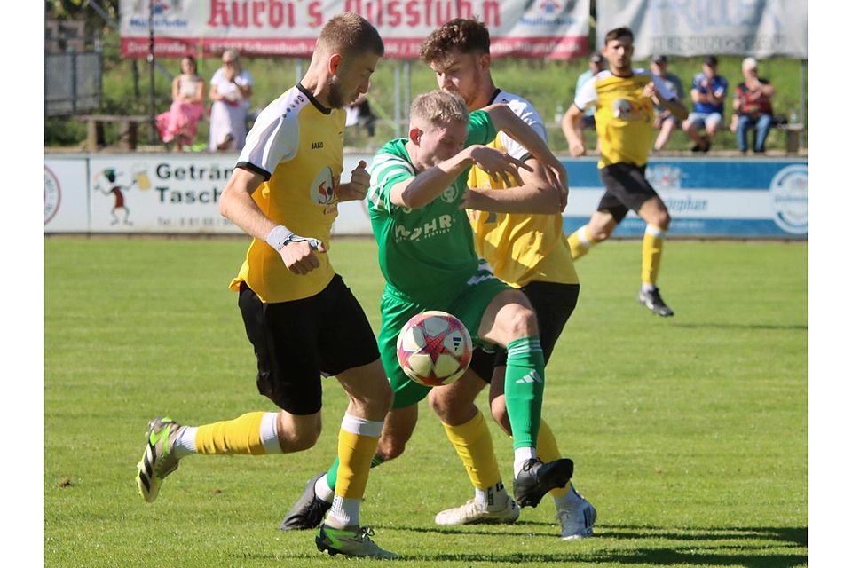 Walpertskirchener Zange: Maxi Spreitzer (l.)und Tobi Rauch (r.) bremsen Palzungs Stürmer Andre Bauer aus. Am Ende hatten aber doch die Ampertaler die Nase vorn.