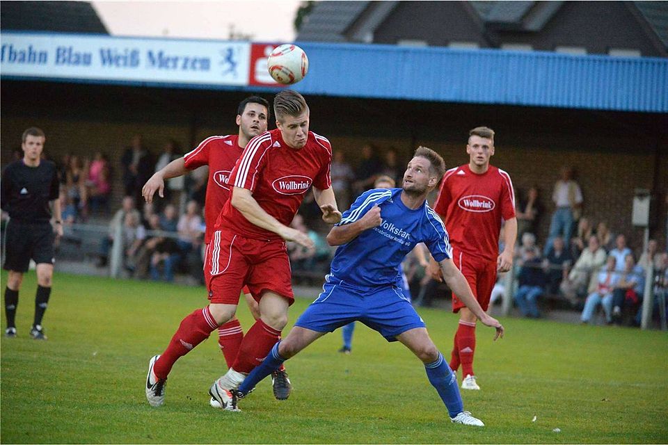 Im packenden Altkreisderby schenkten sich Merzen und Bersenbrück nichts. Hier bedrängt David Heeger (in Blau) Bersenbrücks Julian Schimpf. Foto: Rolf Kamper