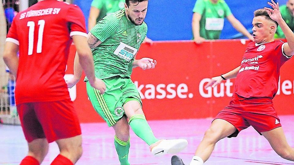 Nimmt Maß: Admir Terzic von Viktoria Arnoldsweiler (Mitte) erzielt das 1:0 gegen die SG Türkischer SV Düren beim Hallencup.
