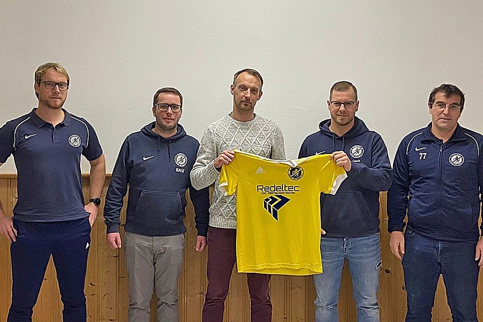 Abteilungsleiter Sebastian Heindl (links) präsentiert das neue Trainerduo des SV Ehingen/Orlfingen mit Reinhold Armbrust und Patrick Sellner.