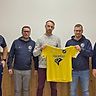Abteilungsleiter Sebastian Heindl (links) präsentiert das neue Trainerduo des SV Ehingen/Orlfingen mit Reinhold Armbrust und Patrick Sellner.