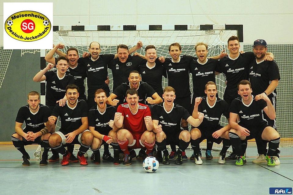 So sehen Sieger aus: Die SG Meisenheim feiert ihren 2:0-Sieg gegen die TSG Bretzenheim, der den Meistertitel bedeutet.