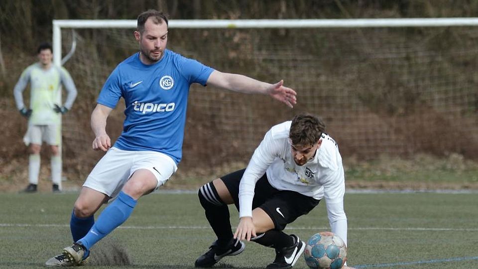 Gestrauchelt sind in der Kreisliga A Leon Kaffenberger (rechts) und die Fußballer des KSV Reichelsheim bei der 0:1-Heimniederlage gegen die KSG Vielbrunn (links Roman Schiedlowski).	Foto: Herbert Krämer