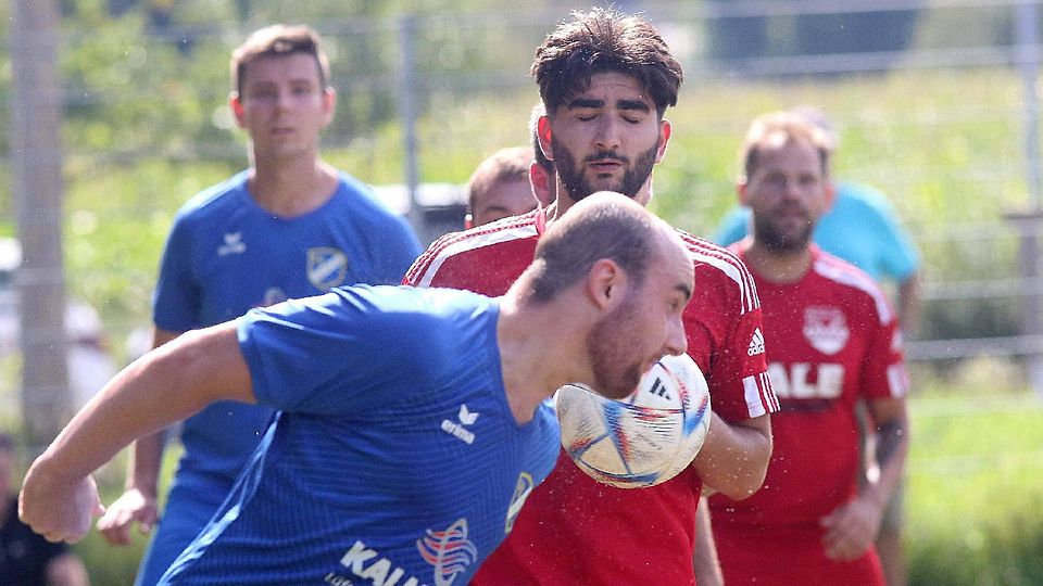 Der SV Puch (rote Trikots) hat die zweite Mannschaft des VlL Egenburg mit 2:0 besiegt.